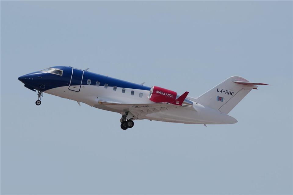 Ein Ambulanzflugzeug startet in Kap Verde mit evakuierten Patienten vom Kreuzfahrtschiff „Hondius“ vom Flughafen. Misper Apawu/AP/dpa