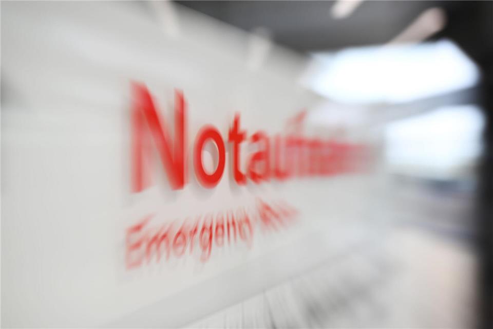 Ein Angehöriger schlägt einen Arzt im Klinikum.Marijan Murat/dpa