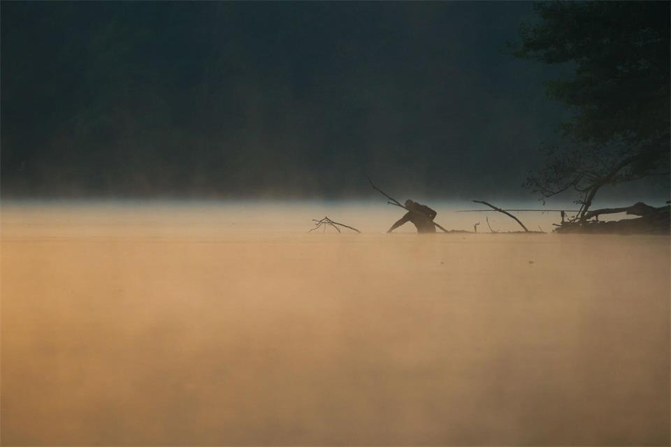 Ein Angler im Morgennebel bei sehr mildem Herbstwetter an der Sechs-Seen-Platte in Duisburg.Christoph Reichwein/dpa