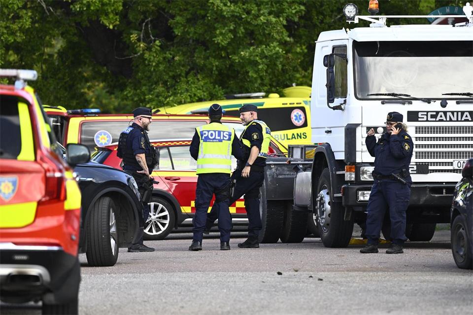 Ein Angreifer verletzte an der Schule mehrere Menschen, eine Person starb.Fredrik Sandberg/TT News Agency/AP/dpa