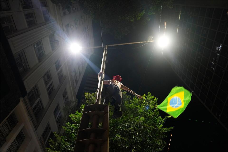 Ein Anhänger des brasilianischen Präsidenten Luiz Inácio Lula da Silva hält eine Flagge.Silvia Izquierdo/AP/dpa