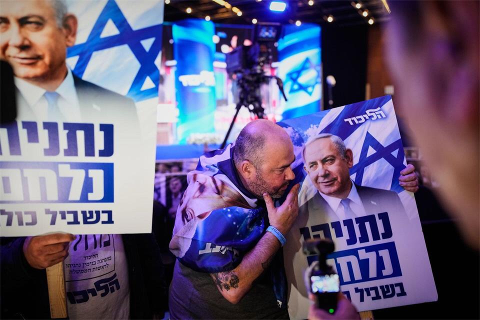 Ein Anhänger des israelischen Ministerpräsidenten Netanjahu reagiert in Jerusalem auf die Veröffentlichung der ersten Ergebnisse der Wählerbefragungen zur israelischen Parlamentswahl.Ohad Zwigenberg/AP/dpa