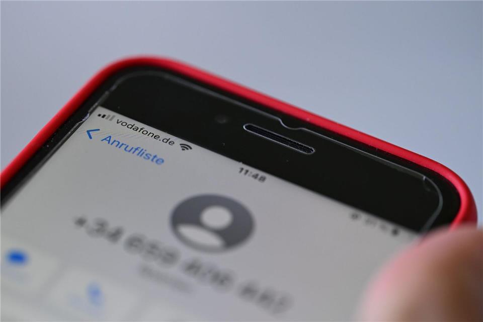 Ein Anruf aus Spanien, den man so gar nicht erwartet? Gut möglich, dass es sich um Betrüger handelt - wie hier auf einem Handy mit Vodafone-Vertrag.Wolf von Dewitz/dpa