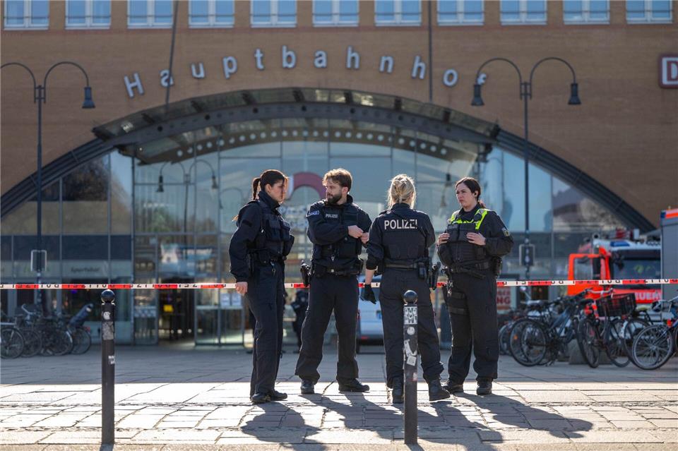 Ein Anrufer hatte über den Zentralruf der Polizei mitgeteilt, Sprengstoff sei im Bremer Hauptbahnhof abgelegt worden. Sina Schuldt/dpa
