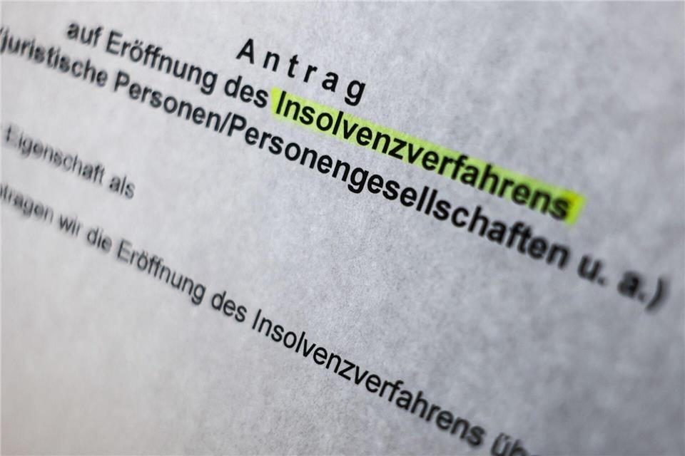 Ein Antrag auf ein Insolvenzverfahren ist bei Zahlungsunfähigkeit oder Überschuldung zu stellen. (Symbolbild)Oliver Berg/dpa