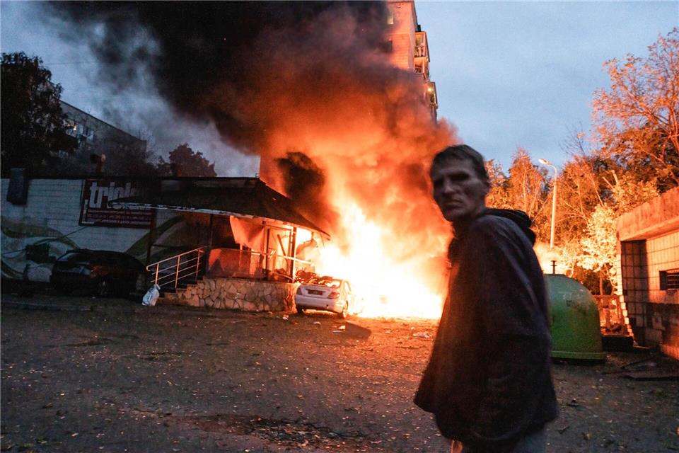 Ein Anwohner geht nach einem Luftangriff in Kiew an einem Feuer vorbei.Patryk Jaracz/SOPA Images via ZUMA Press Wire/dpa