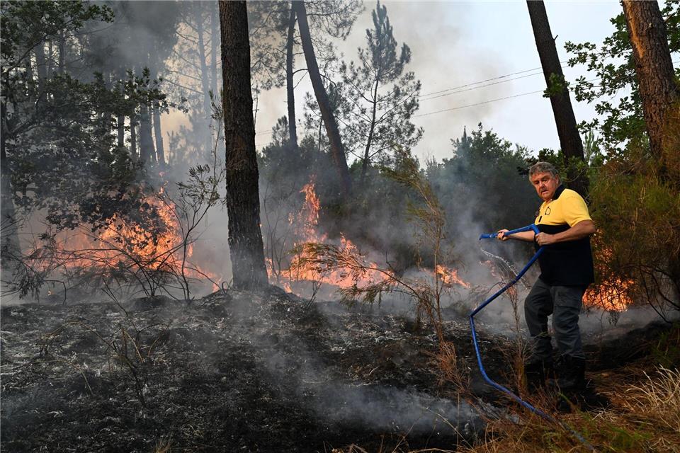 Ein Anwohner kämpft gegen die Flammen. Emma Da Silva/AP/dpa