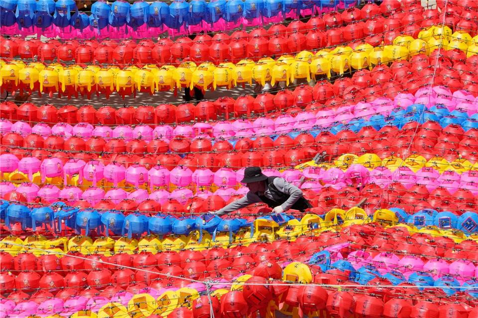 Ein Arbeiter arrangiert Laternen für die bevorstehenden Feierlichkeiten zu Buddhas Geburtstag in der südkoreanischen Hauptstadt Seoul.Ahn Young-joon/AP/dpa