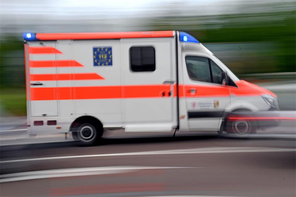 Ein Arbeiter gerät in eine Siebanlage und wird schwer verletzt mit dem Rettungswagen ins Krankenhaus gebracht. (Symbolbild) Hendrik Schmidt/dpa-Zentralbild/dpa