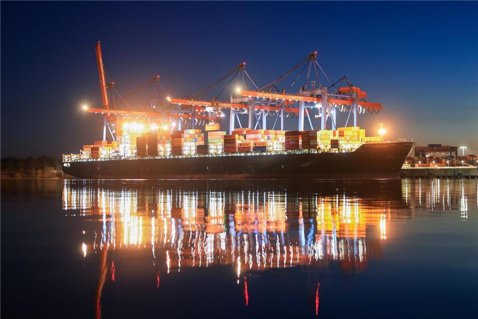 Ein Arbeiter ist auf einem Containerschiff im Terminal Altenwerder gestürzt. (Symbolbild)Christian Charisius/dpa