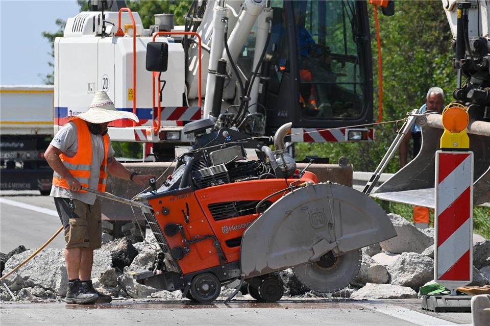 Ein Arbeiter sägt auf der Autobahn A2 in Fahrtrichtung Hannover die Fahrbahndecke auf. Klaus-Dietmar Gabbert/dpa