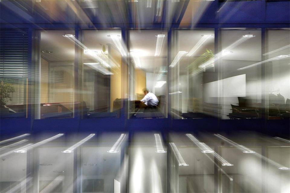 Ein Arbeitnehmer im abendlichen Büro. Die Identifikation mit dem Beruf nimmt laut einer neuen Umfrage ab. (Symbolbild)Frank Rumpenhorst/dpa