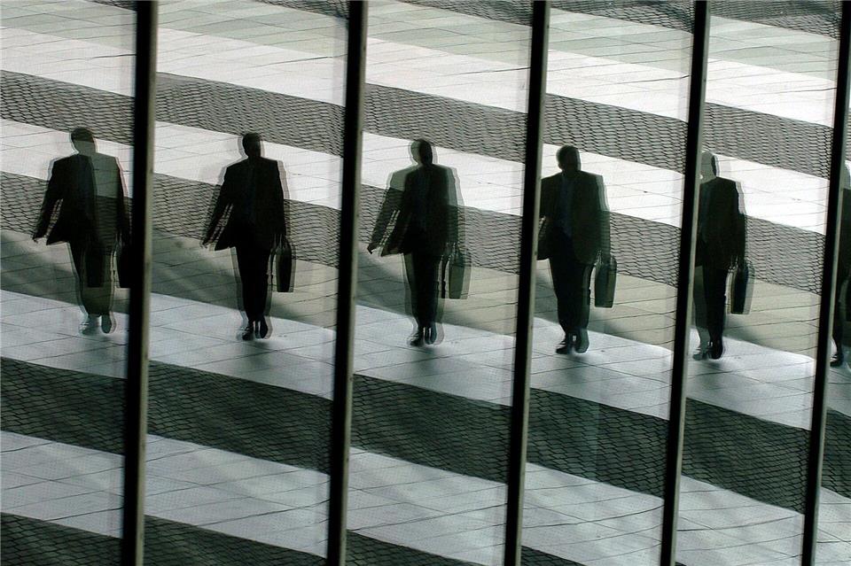 Ein Arbeitnehmer, mehrere Jobs: Eine Nebentätigkeit kann die Finanzen aufbessern - wenn man die Spielregeln beachtet. picture alliance / Oliver Berg/dpa/dpa-tmn