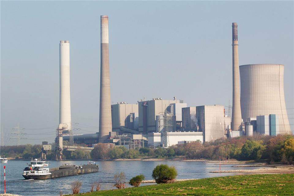 Ein Archivbild des stillgelegten Kraftwerkes - hier noch mit dem 2023 gesprengten Kühlturm. Aktuell gesprengt wurde der weiße Schornstein ganz links auf dem Bild.picture alliance / Roland Weihrauch/dpa