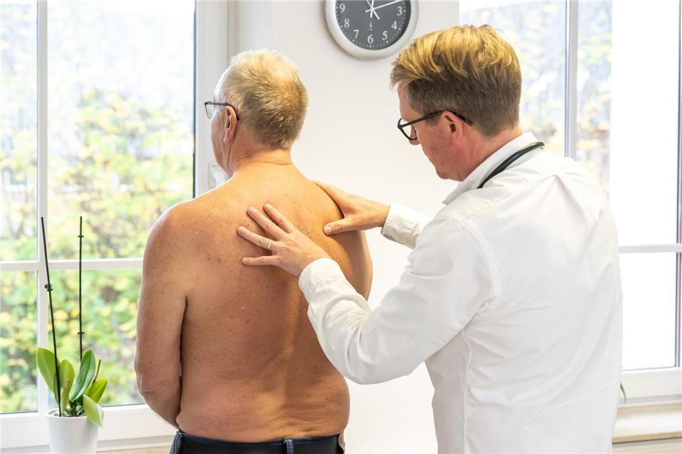 Ein Arzt bei der Behandlung. In den nächsten Jahren wird die Zahl der praktizierenden Hausärzte in Borken deutlich sinken, weil zu wenig Nachwuchs nachrückt.