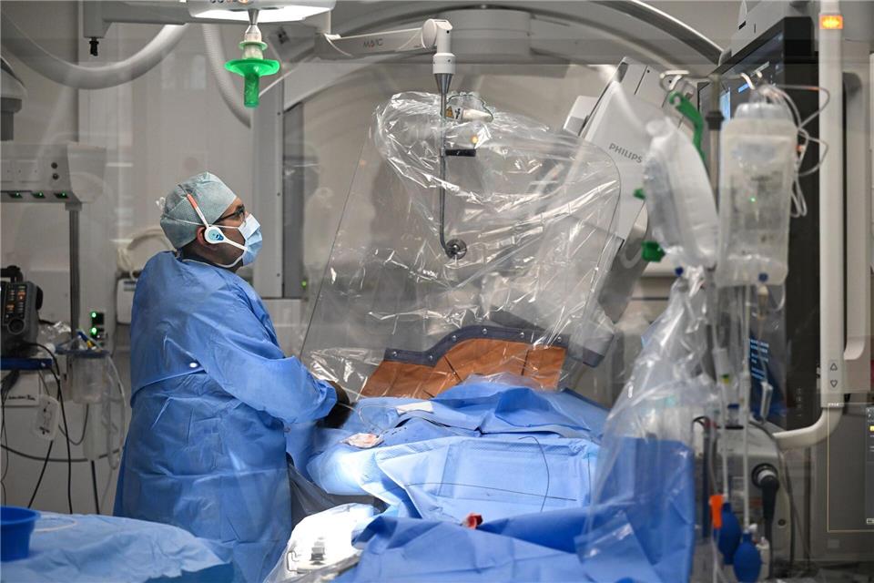 Ein Arzt operiert in einem Herzkatheterlabor am neuen Kardiologischen Zentrum in Chemnitz. Hendrik Schmidt/dpa