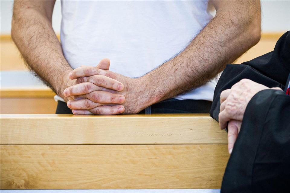 Ein Arzt soll Patienten getötet haben - unter Tränen verteidigt er sich gegen die Vorwürfe. (Archivbild)Moritz Frankenberg/dpa