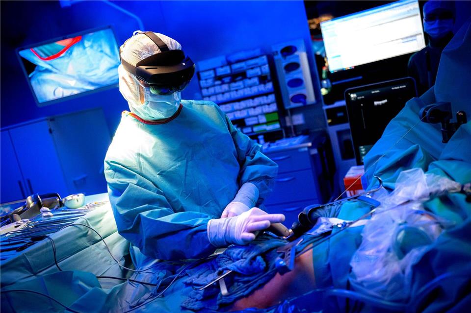 Ein Arzt überprüft virtuelle Aufnahmen der Leber während einer Operation.Sina Schuldt/dpa