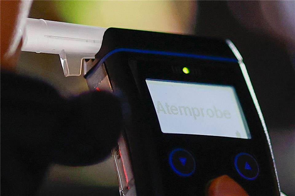 Ein Atemalkoholtest bei einem Autofahrer in Nordenham ergab einen Wert von fast drei Promille. (Symbolbild)Heiko Becker/dpa