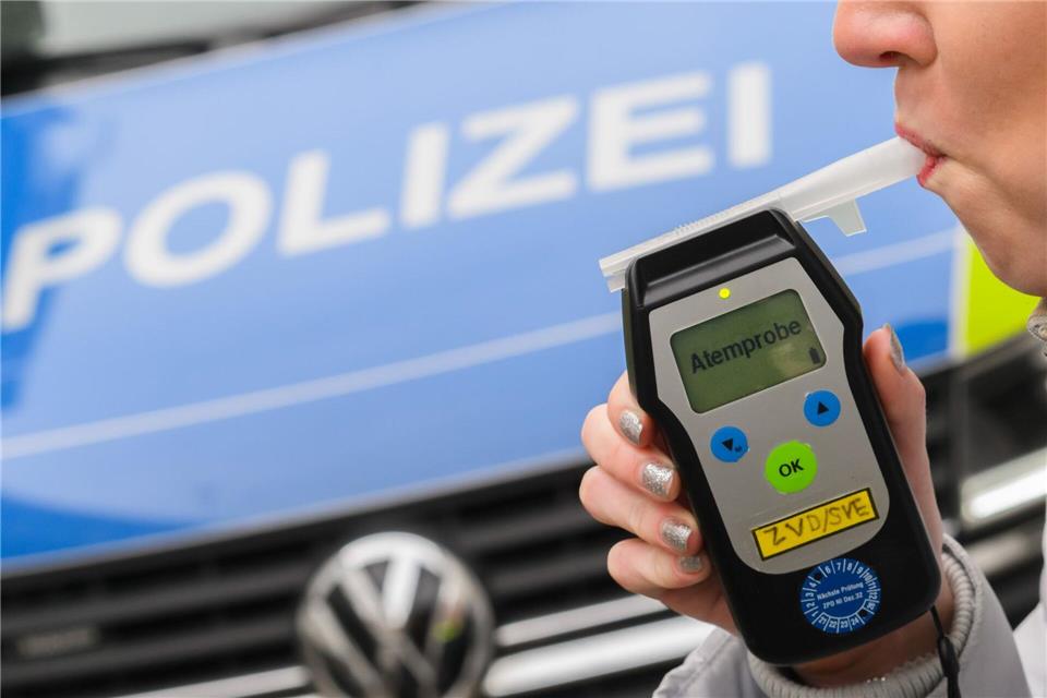 Ein Atemalkoholtest ergab einen Wert von 1,9 Promille. (Symbolbild)Julian Stratenschulte/dpa