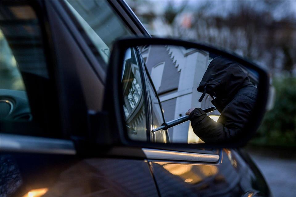 Ein Aufbruch, der kein Anfang ist - zumindest kein guter für den Besitzer eines gestohlenen Autos. Danach folgt viel Arbeit.Axel Heimken/dpa