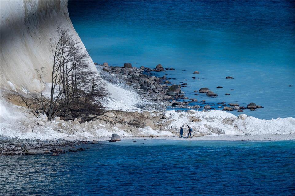 Ein Aufenthalt unterhalb der Kreidefelsen sei lebensgefährlich, warnt das Umweltministerium. (Symbolbild)Stefan Sauer/dpa