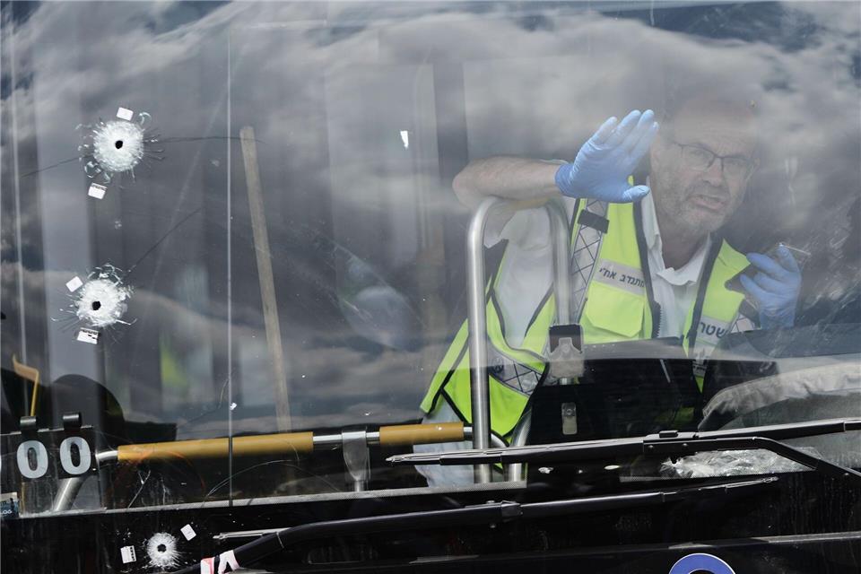 Ein Augenzeuge berichtete, die Angreifer hätten auch in einen Bus geschossen. Mahmoud Illean/AP/dpa