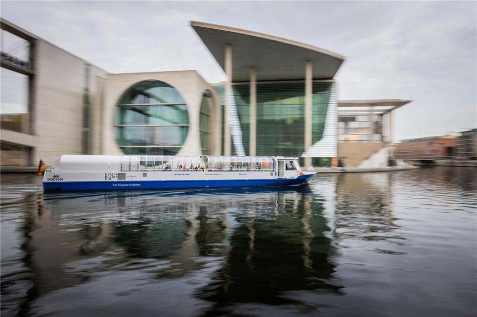 Ein Ausflugsschiff fährt durch das Regierungsviertel. Christoph Soeder/dpa