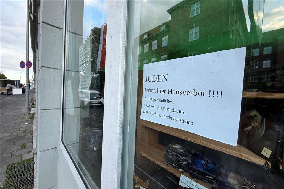 Ein Aushang „Juden haben hier Hausverbot!!!!“ hängt in einem Schaufenster in Flensburg.Sebastian Iwersen/Nordpresse/dpa