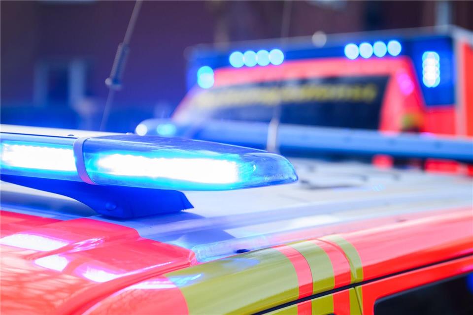 Ein Auto erfasste in einem Garten einen 60-Jährigen, der dabei schwer verletzt wurde. (Symbolbild)Julian Stratenschulte/dpa