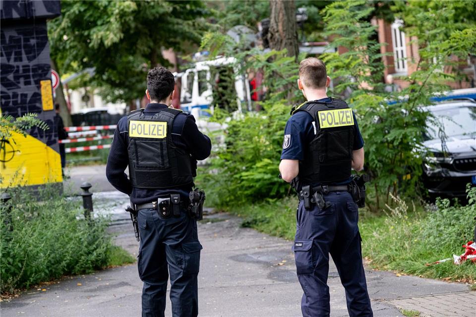 Heftige Explosion zerstört Auto – 22-Jähriger verletzt Ein Auto explodiert durch einen Sprengsatz, die Polizei ermittelt. Fabian Sommer/dpa