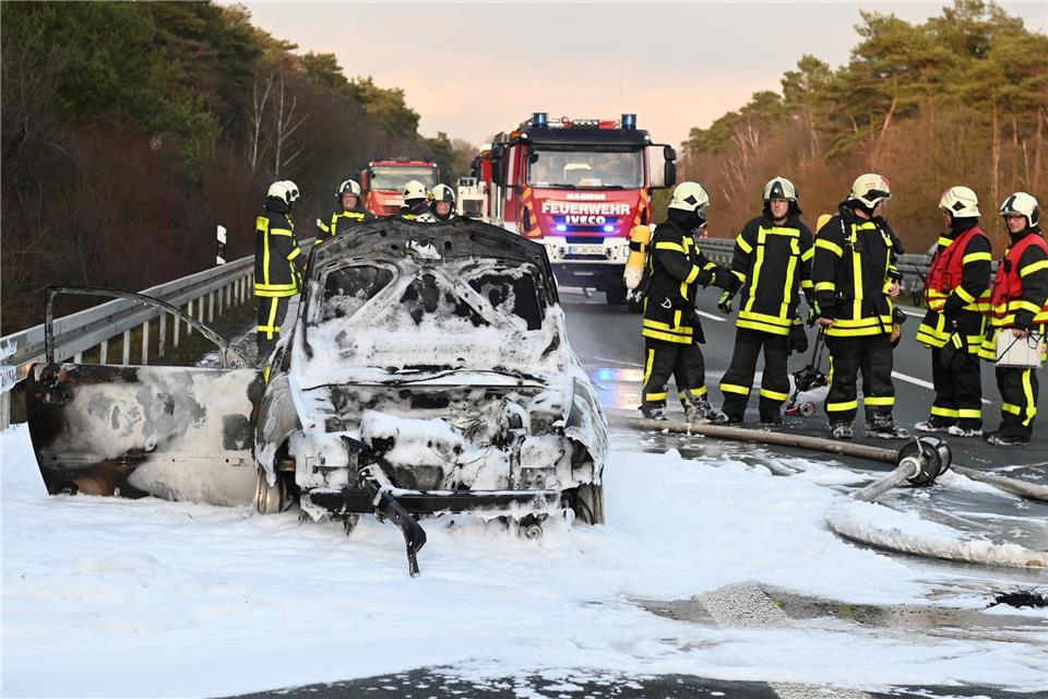 Ein Auto fing am Samstag auf der A 31 Feuer. Die Insassen blieben unverletzt. 