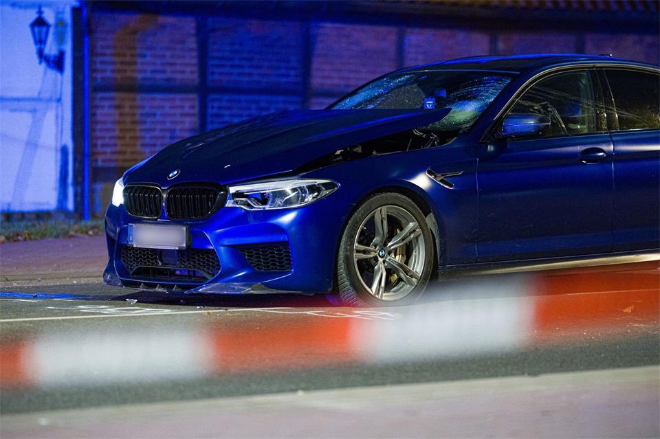 Ein Auto fuhr in eine Menschenmenge, mehrere Verletzte mussten ins Krankenhaus.Moritz Frankenberg/dpa