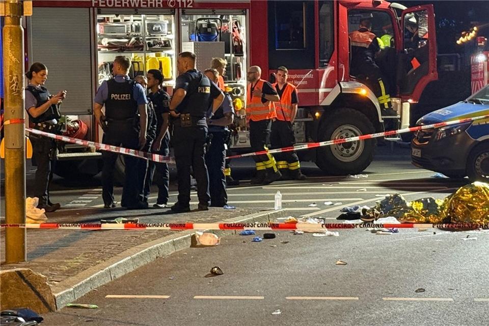 Ein Auto hat nachts in Frankfurt zwei E-Scooter erfasst. Es gibt zwei Todesopfer.Mike Seeboth/dpa