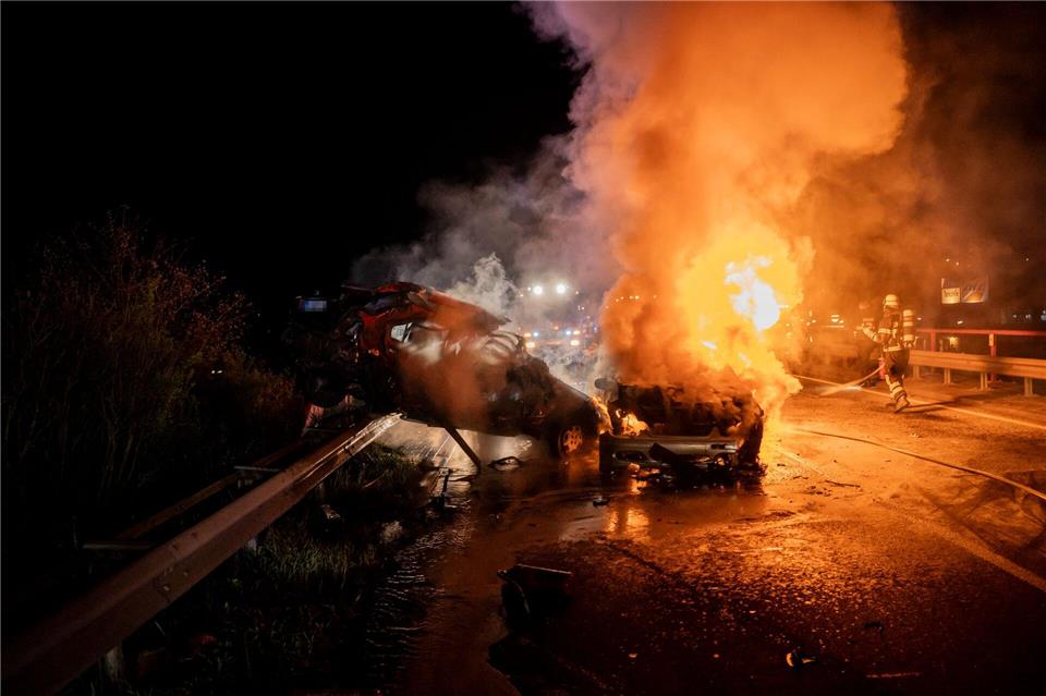 Ein Auto hat sich nach einem Zusammenstoß entzündet und steht in Vollbrand. Foto Hosser/dpa