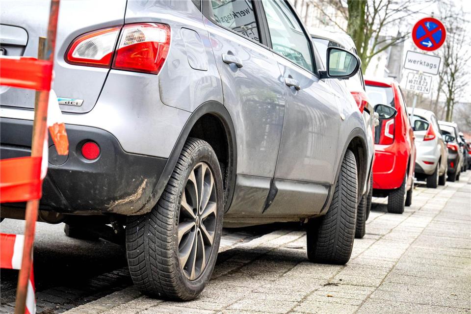 Ein Auto in der Bremer Innenstadt wurde aufgesetzt auf dem Gehweg abgestellt. Eine Aktion soll auf die Probleme dadurch aufmerksam machen. (Symbolbild) Sina Schuldt/dpa
