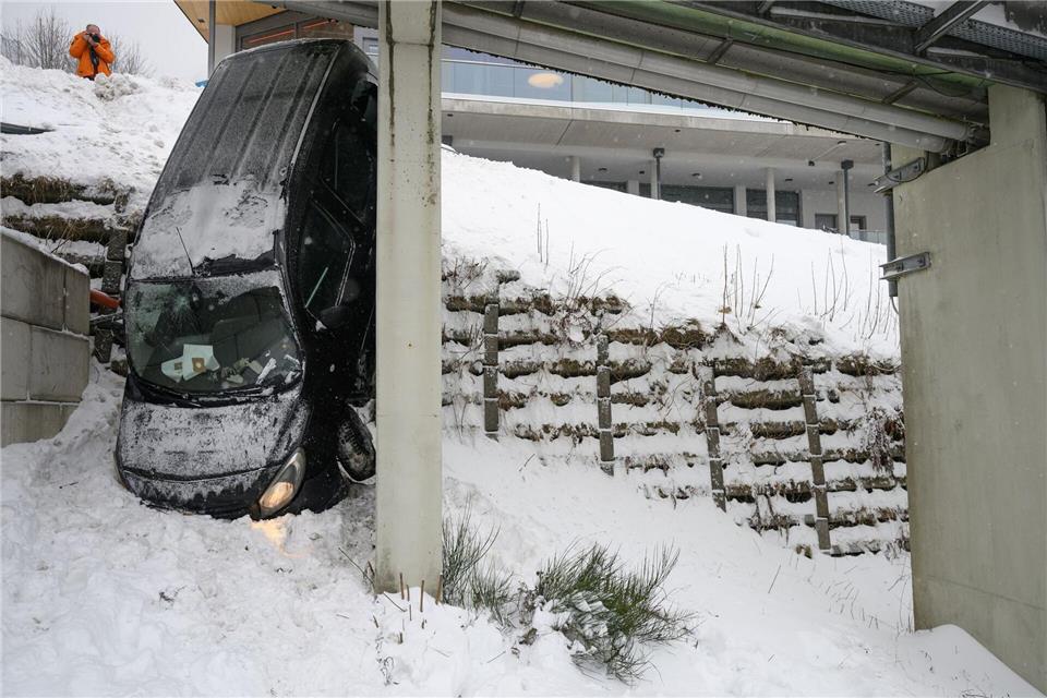Ein Auto ist am Morgen unterhalb des Auslaufs des Eiskanals von Winterberg von der Straße abgekommen. Im Eiskanal findet der Bob-Weltcup statt. Robert Michael/dpa