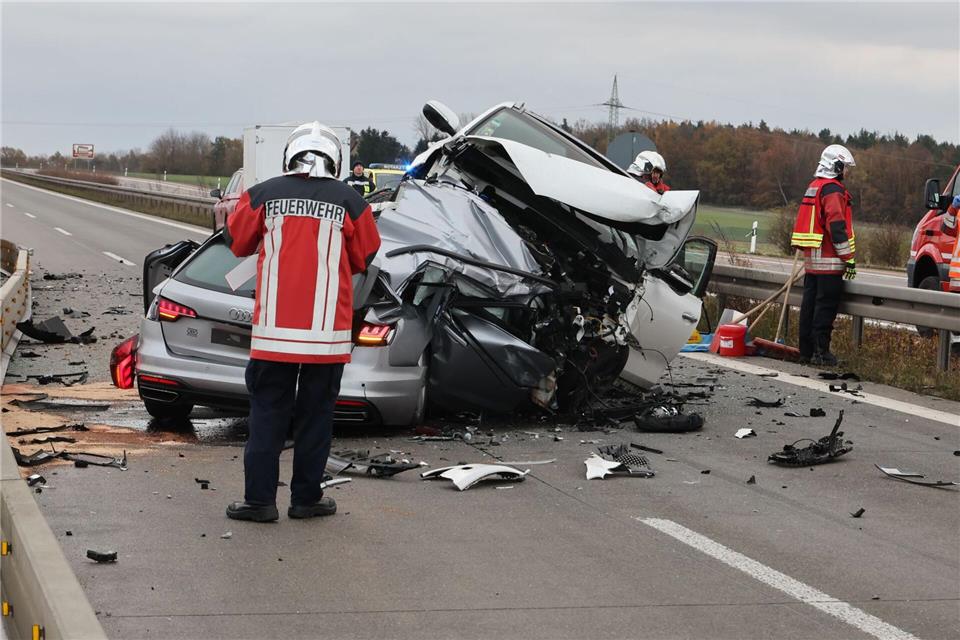 Ein Auto ist auf der A4 über die Mittelleitplanke gefahren und in den Gegenverkehr geraten.Bodo Schackow/dpa