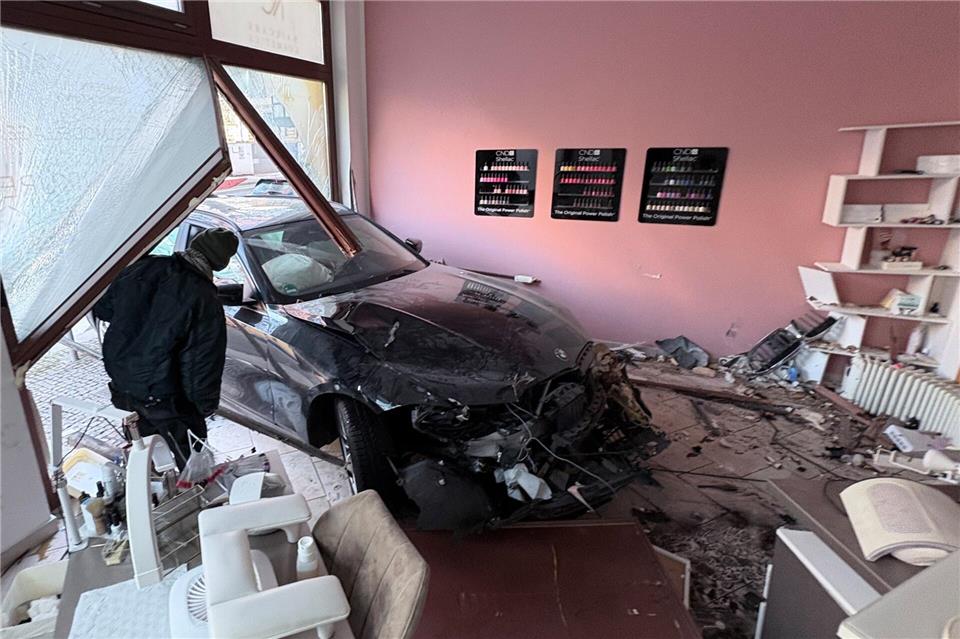 Auto kracht in Schaufensterscheibe in Leipzig Ein Auto ist bei einem Unfall in Leipzig in ein Schaufenster gefahren.News5 / Christian Grube/NEWS5/dpa