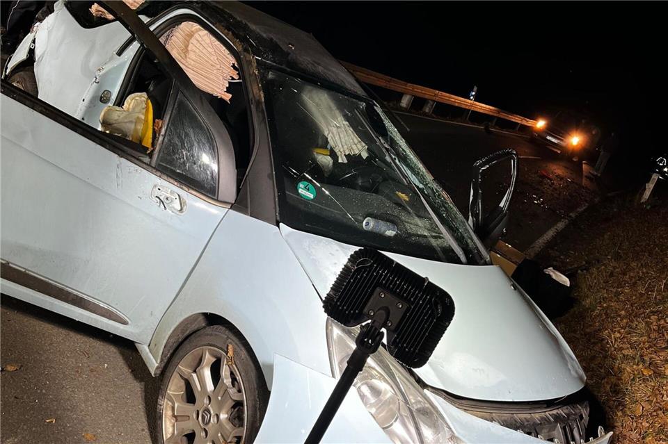 Ein Auto ist im Oberbergischen Kreis durch Glätte von der Straße abgekommen.-/Kreispolizeibehörde Oberbergischer Kreis/dpa