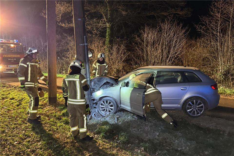 Ein Auto ist in Raesfeld gegen einen Strommast geprallt.