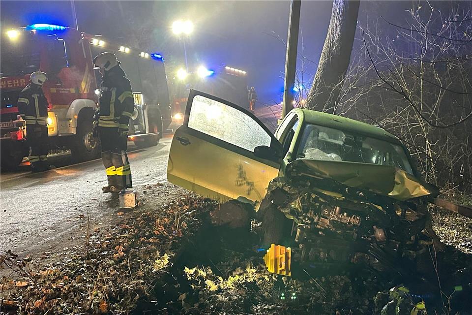 Ein Auto ist in Sprockhövel von der eisglatten Straße abgekommen. -/Feuerwehr Sprockhövel/dpa