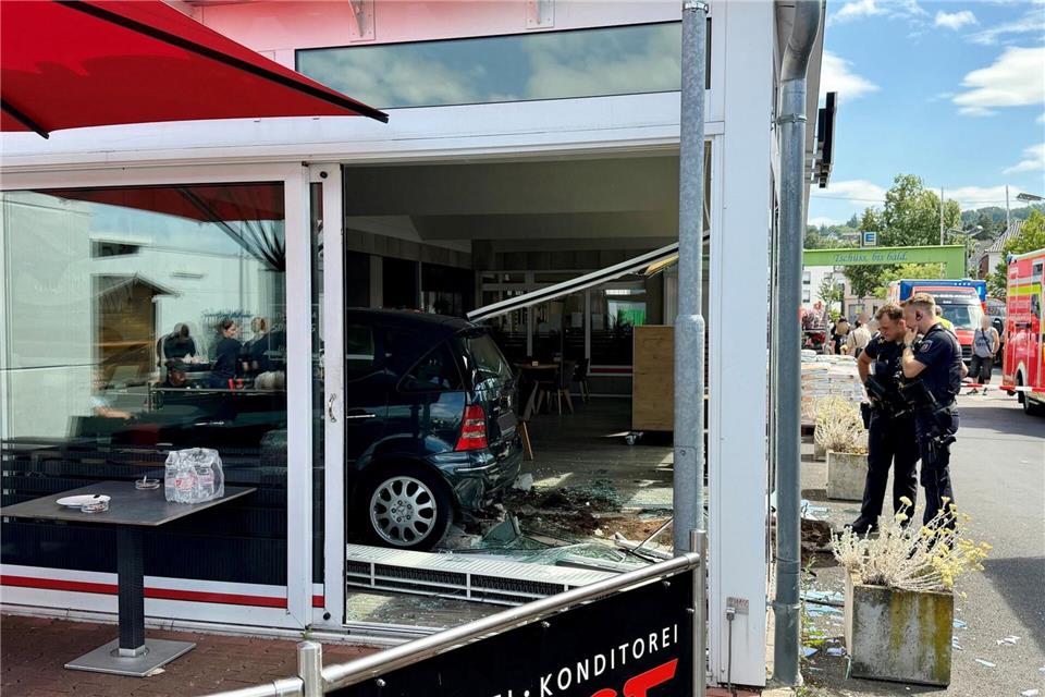 Ein Auto ist in das Fenster einer Bäckerei gekracht und hat nur knapp Gäste verfehlt.Axel Vogel/dpa