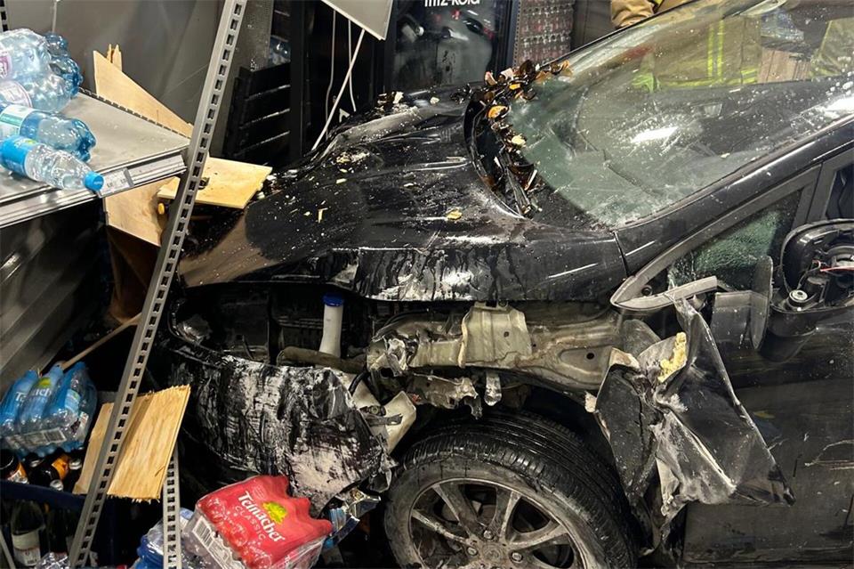 Ein Auto ist in einem Supermarktlager gelandet - die Fahrerin wurde leicht verletzt.-/Feuerwehr Sigmaringen/dpa