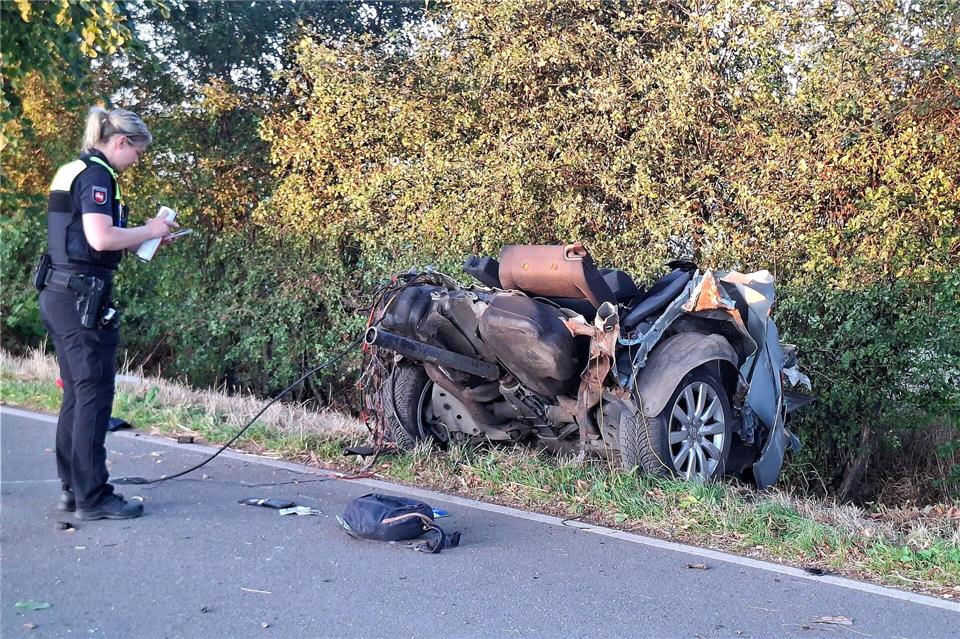 Ein Auto kommt von der Straße ab, rammt mehrere Bäume und wird dabei zerrissen - der Fahrer stirbt. Kai Moorschlatt/dpa