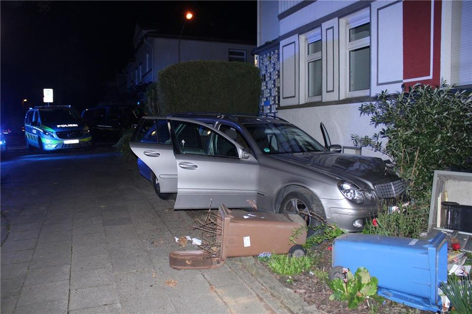 Ein Auto landet nach einer Verfolgungsjagd mit der Polizei in einem Vorgarten.Polizei Essen/dpa