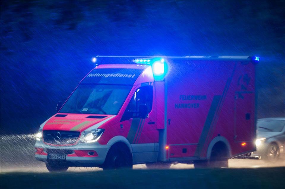 Ein Auto mit Teenagern kracht gegen einen Baum in Heede, zwei von ihnen erleiden schwere Verletzungen. (Symbolbild)Silas Stein/dpa