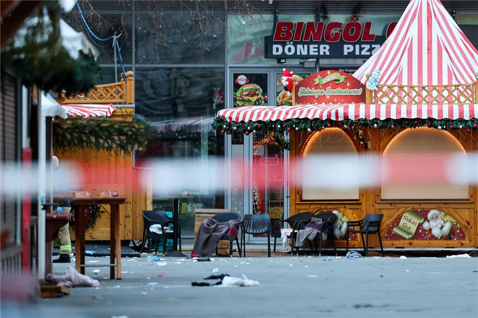 Ein Auto raste am frühen Freitagabend auf einem Weihnachtsmarkt in Magdeburg in eine Menschengruppe. Jan Woitas/dpa