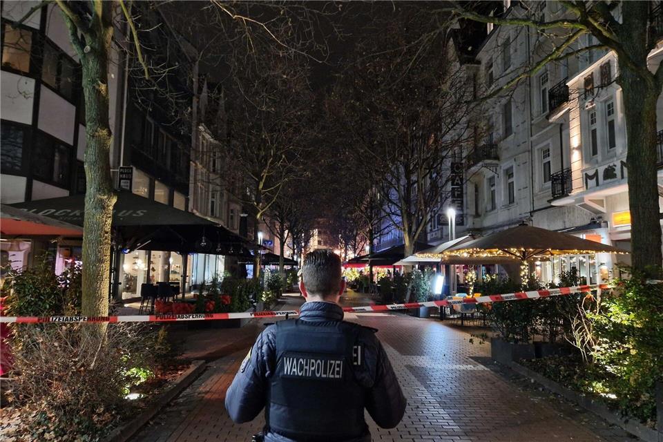 Ein Auto soll in der Gießener Innenstadt in eine Bushaltestelle gefahren sein, vier Menschen werden laut Polizei verletzt.Carolin Eckenfels/dpa