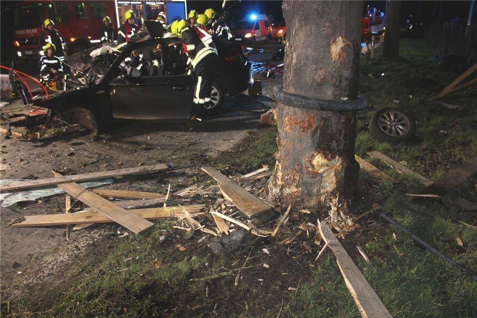 Ein Auto steht nach einem Unfall an einem Baum.